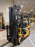 2016 CATERPILLAR 2C5000 5000 LB LP GAS FORKLIFT CUSHION 100/290" QUAD MAST SIDE SHIFTER 1221 HOURS STOCK # BF9114779-BUF - United Lift LLC