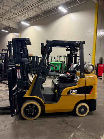 2019 CATERPILLAR 2C6000 6000 LB LP GAS FORKLIFT CUSHION 82/185" 3 STAGE MAST SIDE SHIFTER ORIGNAL PAINT & NON MARKING TIRES 2472 HOURS STOCK # BF985419-BUF