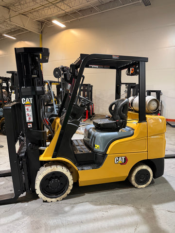 2023 CATERPILLAR/MITSUBISHI FGC30N 6000 LB LP GAS FORKLIFT NON MARKING CUSHION TIRES 83/186" 3 STAGE MAST 719 HOURS SIDE SHIFTING FORK POSITIONER STOCK # BF9125239-BUF - United Lift LLC
