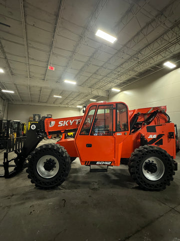 2014 SKYTRAK 6042 6000 LB DIESEL TELESCOPIC FORKLIFT TELEHANDLER PNEUMATIC 4WD HEATED CAB STOCK # BF9347569-BUF