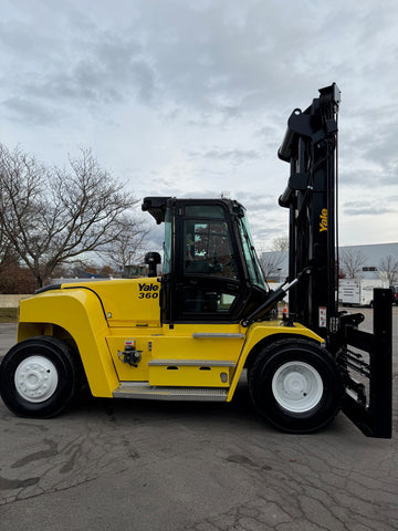 2018 YALE GDP360EC 36000 LB DIESEL FORKLIFT PNEUMATIC 176/212" 2 STAGE MAST SIDE SHIFTING FORK POSITIONER ENCLOSED HEATED CAB with AC (2) SETS OF 96" FORKS, 2792 HOURS STOCK # BF9956589-BUF - United Lift LLC