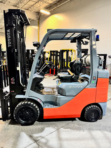 2022 TOYOTA 8FGCU30 6000 LB LP GAS FORKLIFT CUSHION 94/198" 3 STAGE MAST SIDE SHIFTER 814 HOURS STOCK # BF9132149-BUF - United Lift LLC