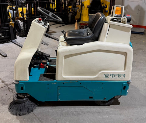 2017 TENNANT 6100 SUB-COMPACT FLOOR SWEEPER 36 VOLT ELECTRIC 338 HOURS STOCK# BF935329-BUF - United Lift LLC